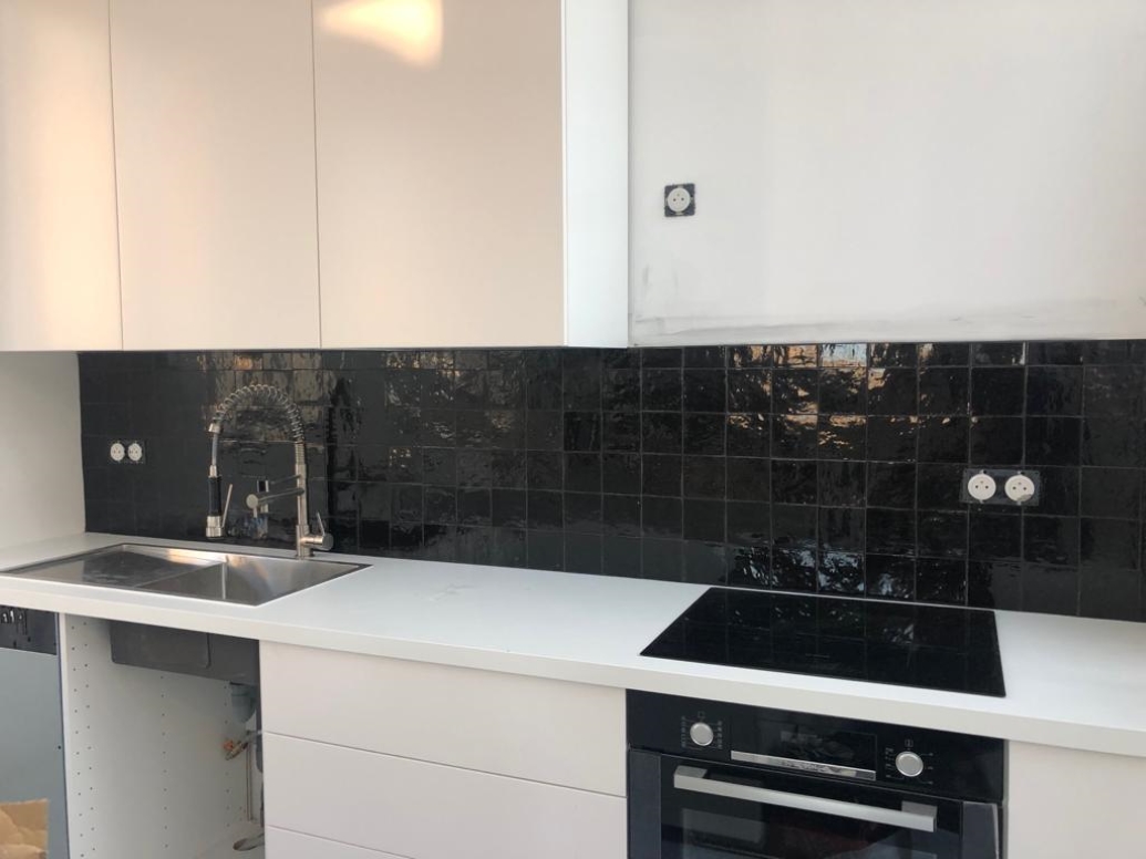 Zelliges noirs crédence cuisine